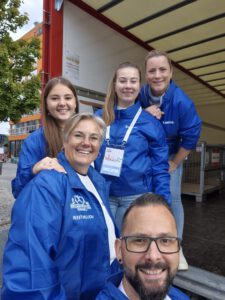 Helfer-Team an der Kleiderausgabe